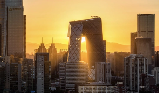 城市中的高楼大厦背后 太阳落下。