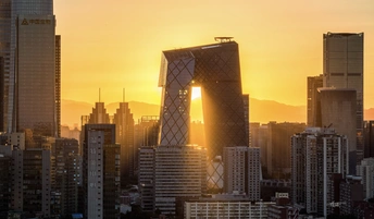 城市中的高楼大厦背后 太阳落下。
