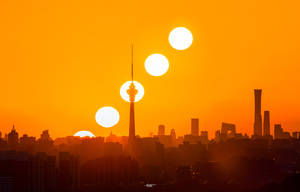 城市天际线上出现日食