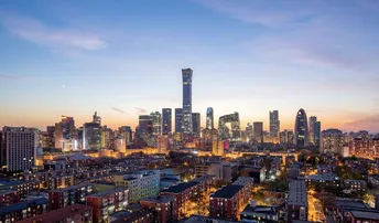 夕阳下的城市或黄昏时分的高楼
