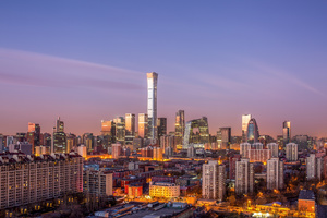 傍晚或日落时的一座城市 拥有高耸的摩天大楼和其他建筑。