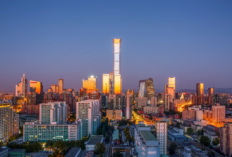 夕阳或黄昏时的高层建筑城市天际线