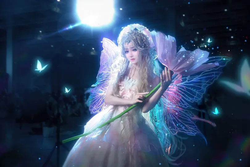 一位持有光的粉红色翅膀的仙女