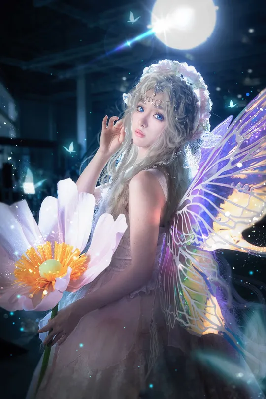 一位拿着花和蝴蝶的仙女