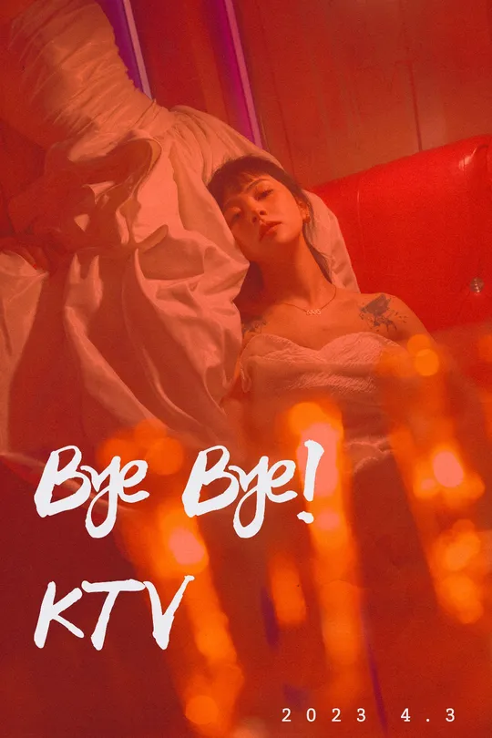 一个男子和一个女子在一张红色的沙发上