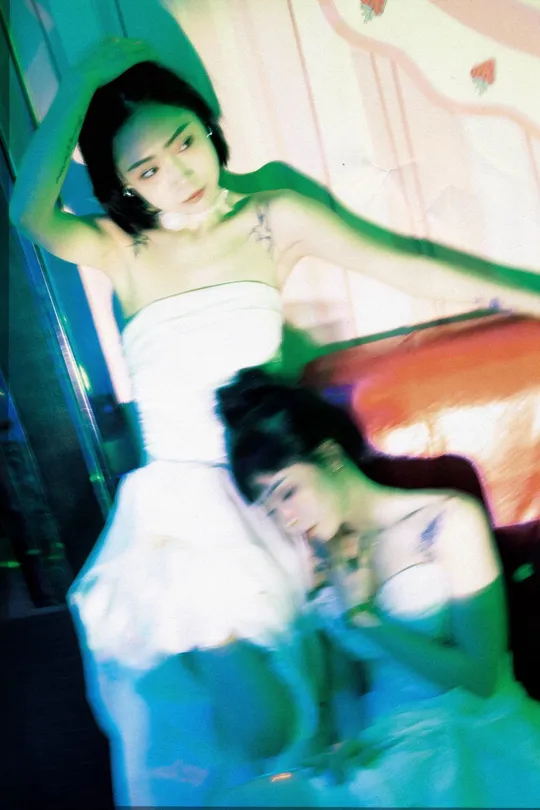 一位穿着白色连衣裙的女士正在跳舞