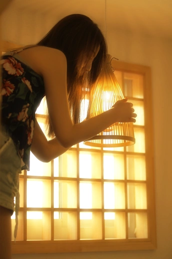 站在开着的窗户前的年轻女子