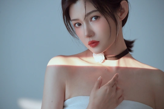 一位穿着白色连衣裙 头发披散在肩上的女士