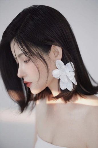一位戴着手链上开花的女士
