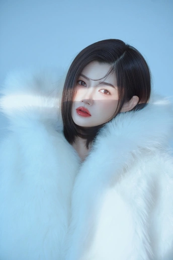 戴眼镜的女人和一件白色皮草大衣