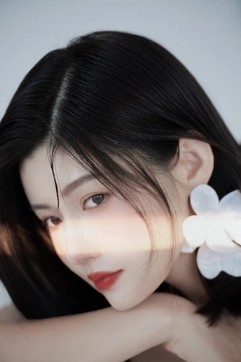 一位年轻女子头戴白色花朵的肖像