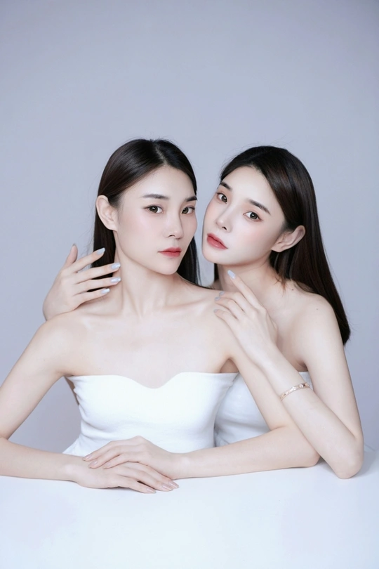 年轻女性正面照 背景为白色背景照片