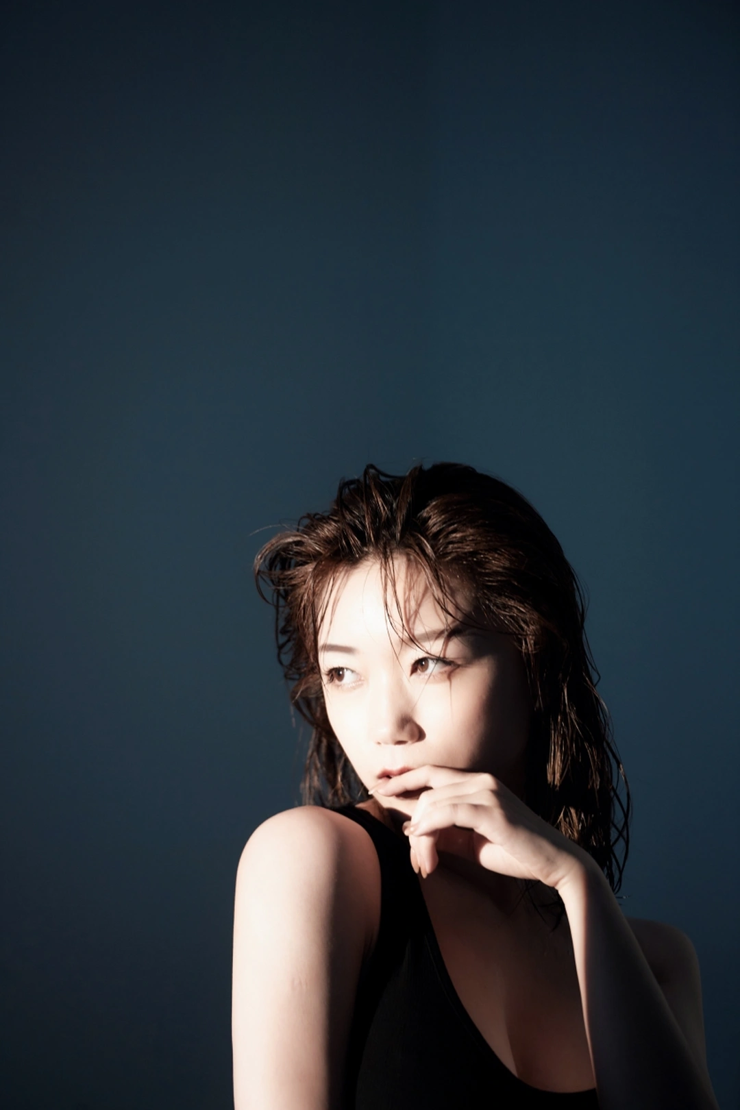 黑色背景上的年轻女性肖像