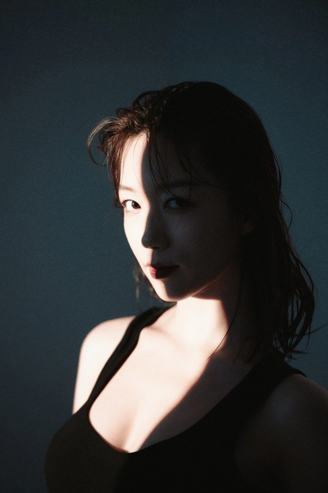 黑白肖像 光线较暗 女性