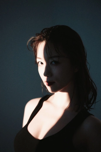 黑白肖像 光线较暗 女性