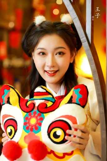 穿着传统中国服装的年轻女子拿着玩具