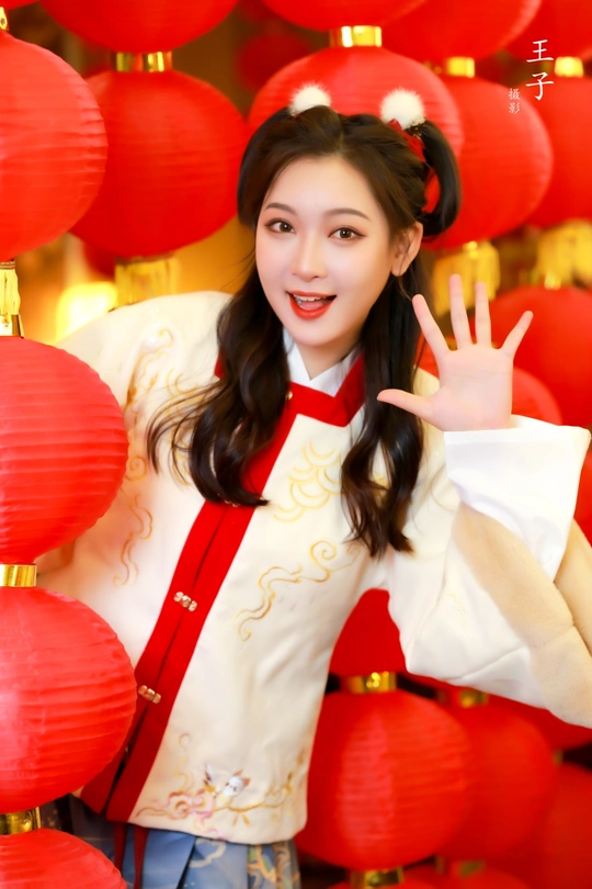 一位穿制服的年轻女子在红灯笼前摆姿势