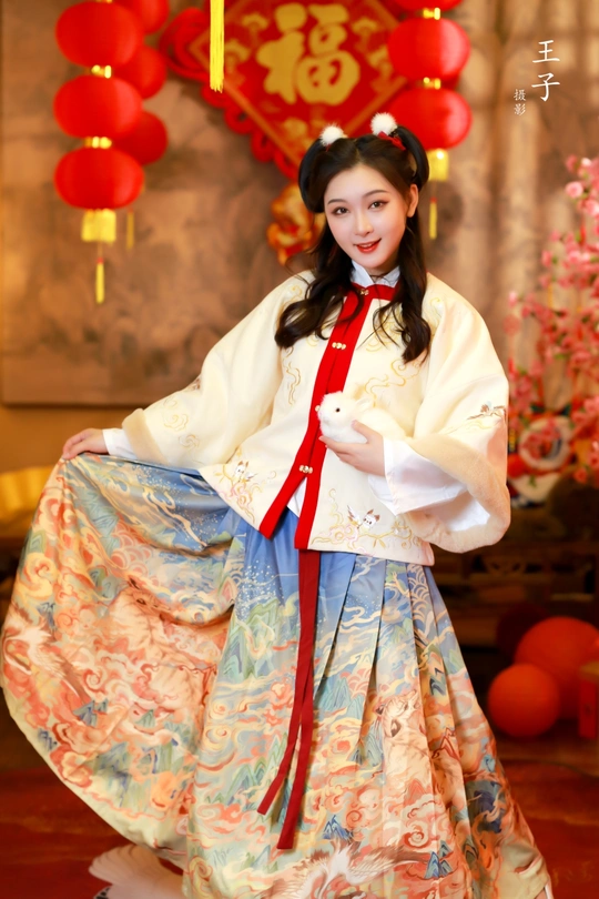 一位穿着传统服装的年轻女子 身着红黄色的裙子。