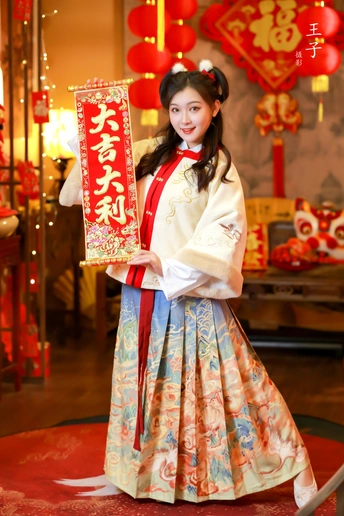 一位穿着传统服装的年轻女子拿着红灯笼