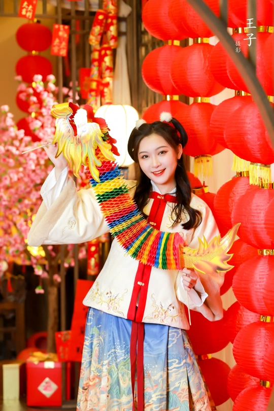 一位穿着 colorful 传统服装的年轻女子在红灯笼前摆姿势