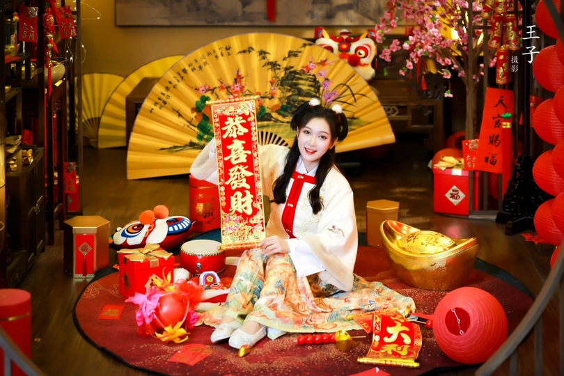 一位穿着红白相间浴衣的年轻女子