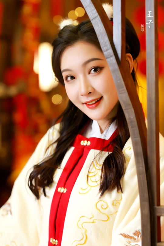 一位穿着中国传统服装的年轻女子 身着红色和白色的裙子。