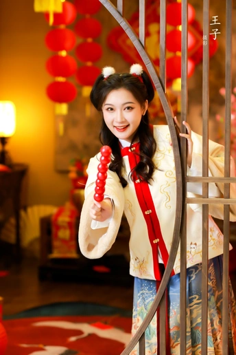 一位穿着红白相间服装的年轻女子站在一扇门前