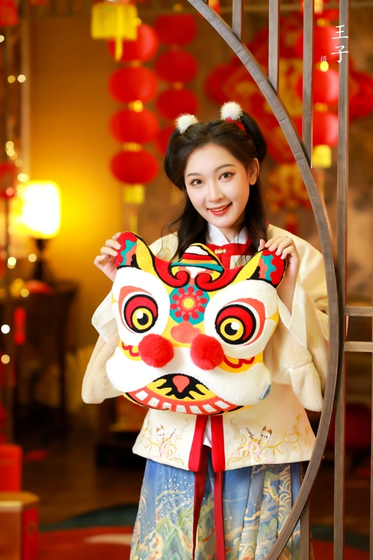 一位穿着传统服装的年轻女子拿着红色面具