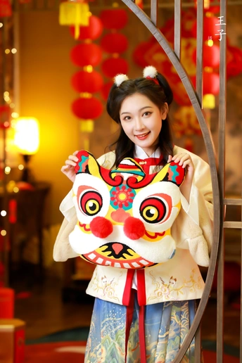 一位穿着传统服装的年轻女子拿着红色面具