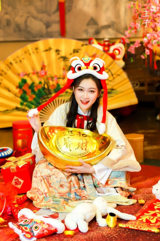 一位身着中国传统服装的年轻女士坐在中国的龙椅上。