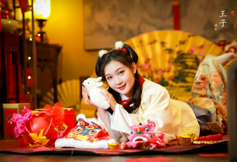 一位身着和服的年轻女子躺在地上