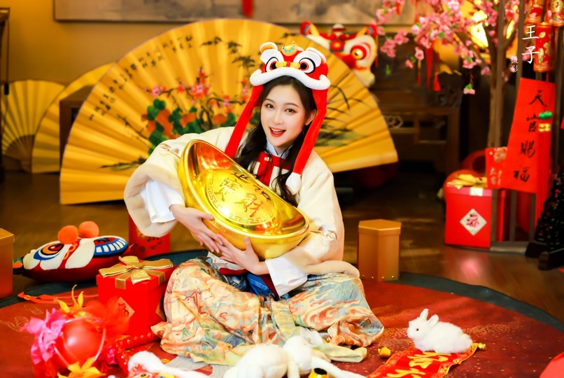 一位穿着中国传统服装的年轻女子