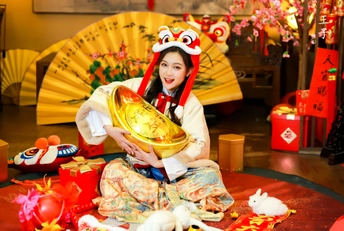 一位穿着中国传统服装的年轻女子