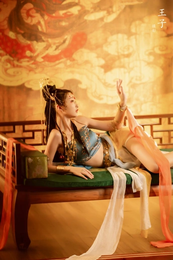 一个坐在东方床上的美丽女人