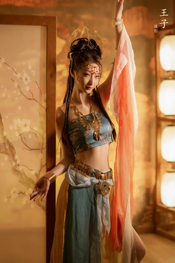 一位穿着华丽服装的年轻女子
