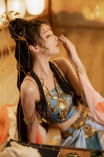 一位穿着蓝色和白色东方装束的女士