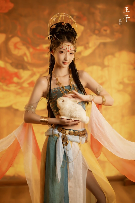 一位穿着传统服装的女孩