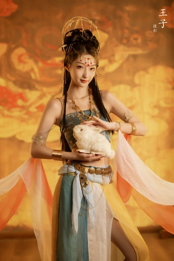 一位穿着传统服装的女孩