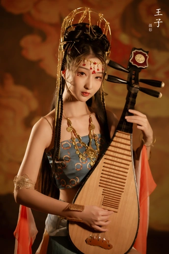 穿著服裝的人拿著樂器