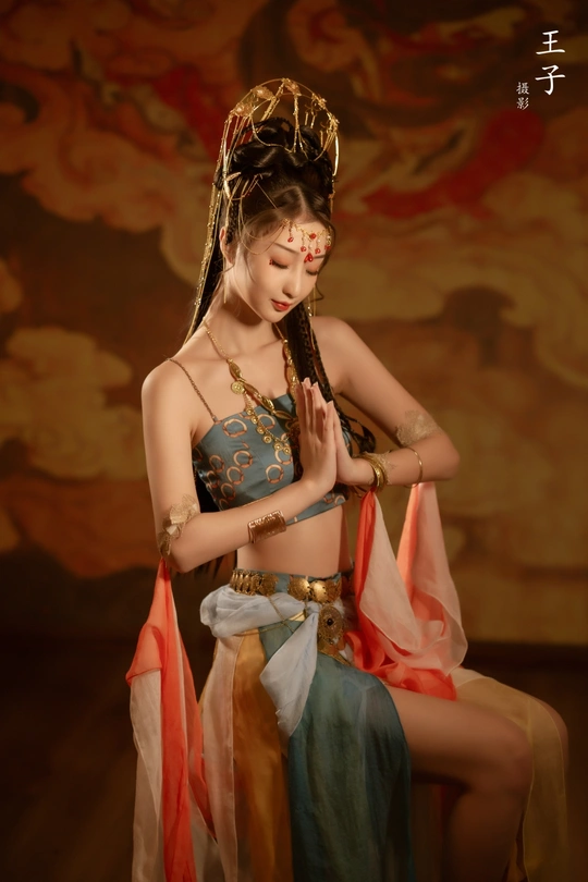 一位穿着传统服装的女孩
