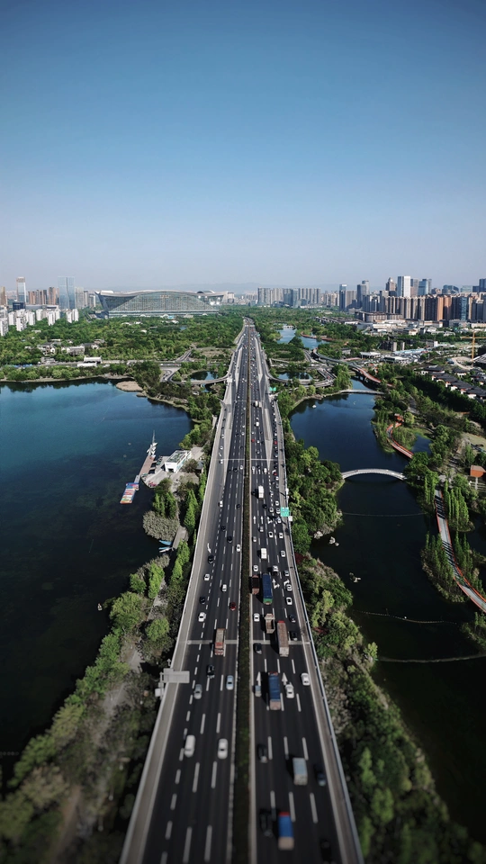公路上有车辆的河上桥梁的鸟瞰图