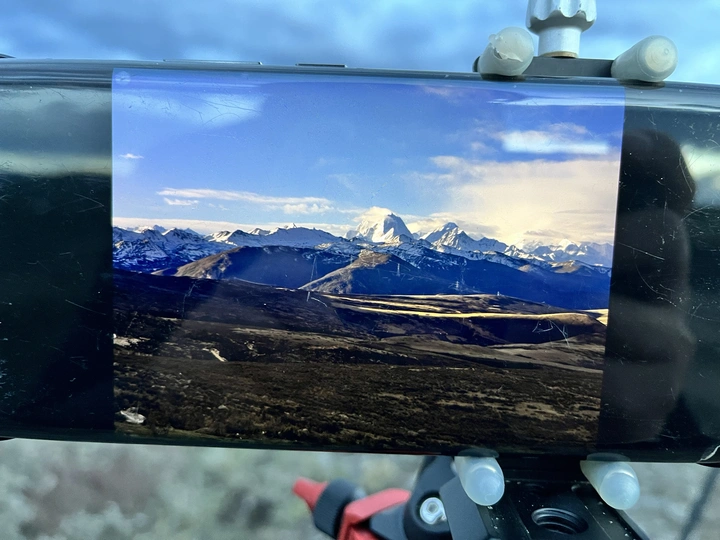 摩托车后视镜中山脉的倒影