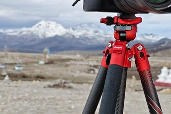 相机在三角架上 背景是山脉