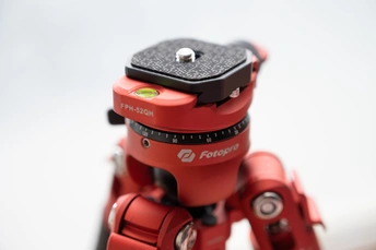 一个红色的机器人坐在桌子上