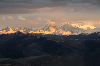 黎明时分 太阳照亮了山峦