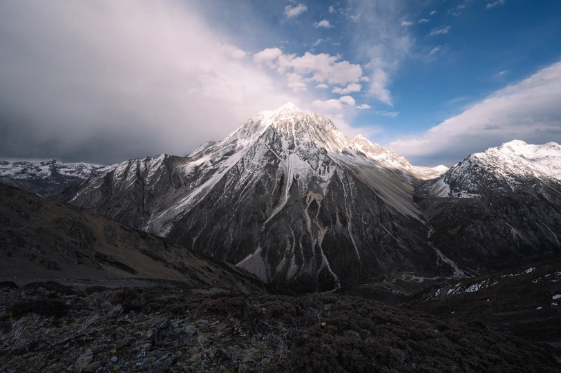 雪山上阳光透过云层在天空中的景象