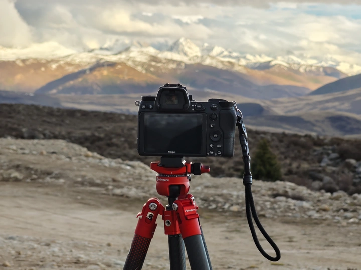 相机在三角架上 背景是山脉