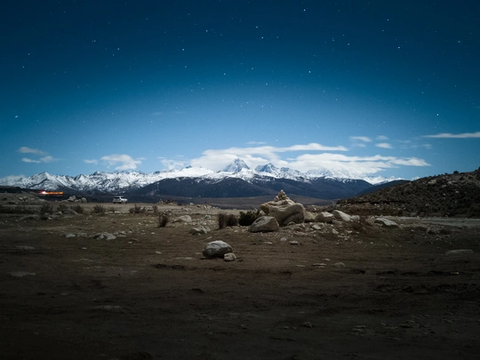 夜晚的山脉上有星星在天空中