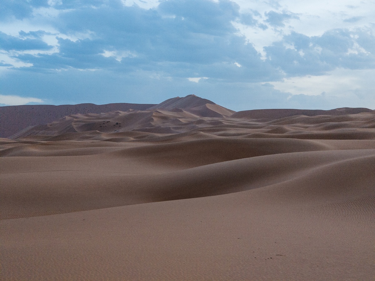 沙漠中的沙丘 背景是天空