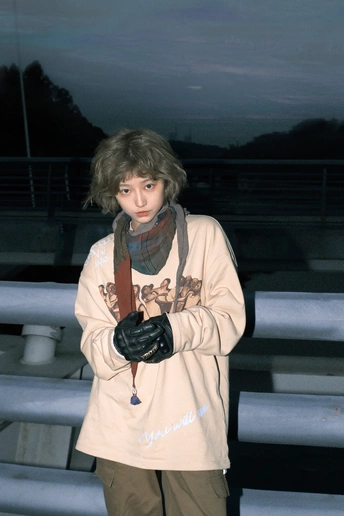 一个年轻女子穿着棒球手套站在看台